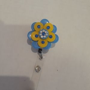 Retractable name badge holder